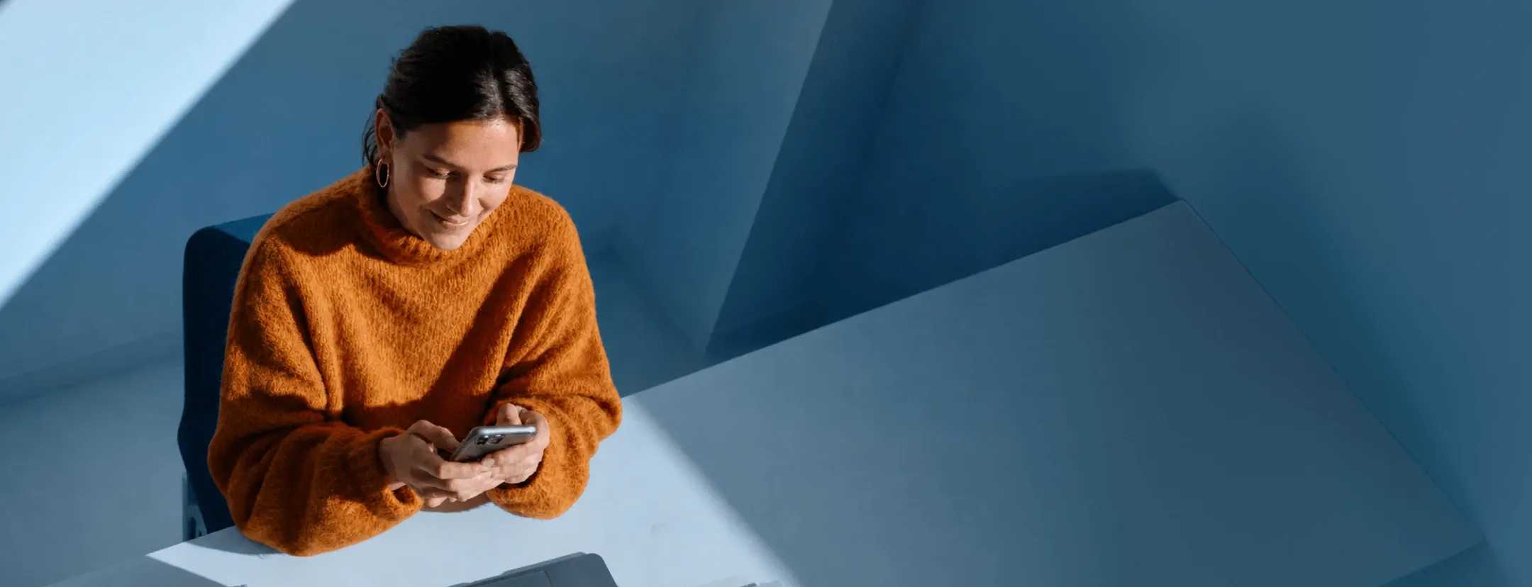 Entrepreneure consultant ses indicateurs financiers sur son téléphone
